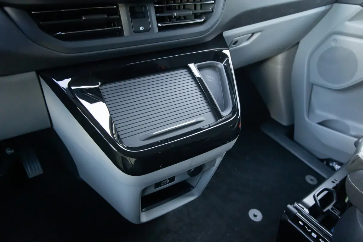 Tourneo 340 2.5 PHEV L1H1 Titanium | Trekhaak | Stoel- Stuurverwarming | Parkeersenoren + Camera | Keyless | LED | Apple Carplay/Android Auto | Apple Carplay/Android Auto|telefoonintegratie 