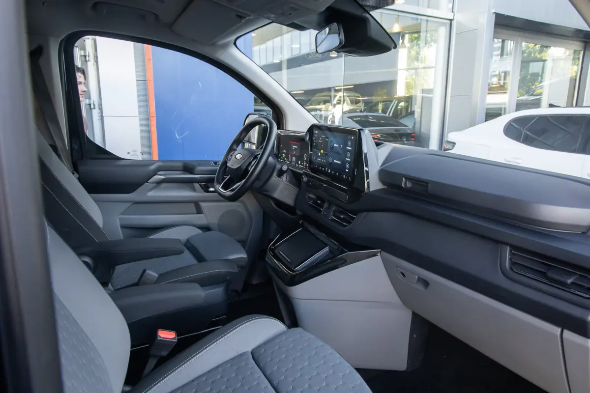 Tourneo 340 2.5 PHEV L1H1 Titanium | Trekhaak | Stoel- Stuurverwarming | Parkeersenoren + Camera | Keyless | LED | Apple Carplay/Android Auto | Apple Carplay/Android Auto|telefoonintegratie 