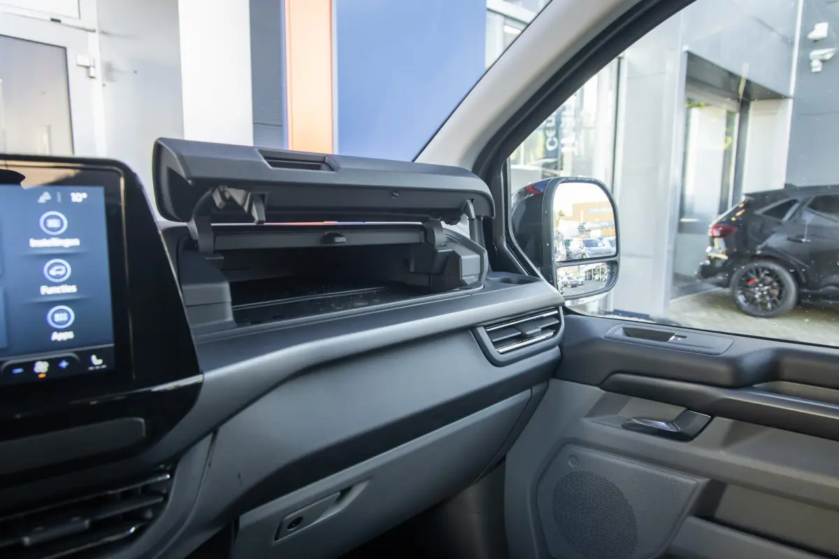Tourneo 340 2.5 PHEV L1H1 Titanium | Trekhaak | Stoel- Stuurverwarming | Parkeersenoren + Camera | Keyless | LED | Apple Carplay/Android Auto | Apple Carplay/Android Auto|telefoonintegratie 