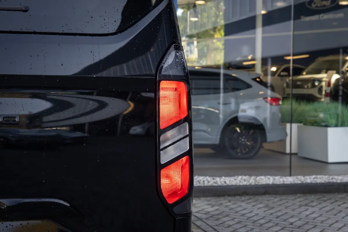 Tourneo 340 2.5 PHEV L1H1 Titanium | Trekhaak | Stoel- Stuurverwarming | Parkeersenoren + Camera | Keyless | LED | Apple Carplay/Android Auto | Apple Carplay/Android Auto|telefoonintegratie 