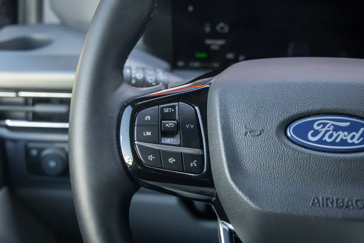 Tourneo 340 2.5 PHEV L1H1 Titanium | Trekhaak | Stoel- Stuurverwarming | Parkeersenoren + Camera | Keyless | LED | Apple Carplay/Android Auto | Apple Carplay/Android Auto|telefoonintegratie 
