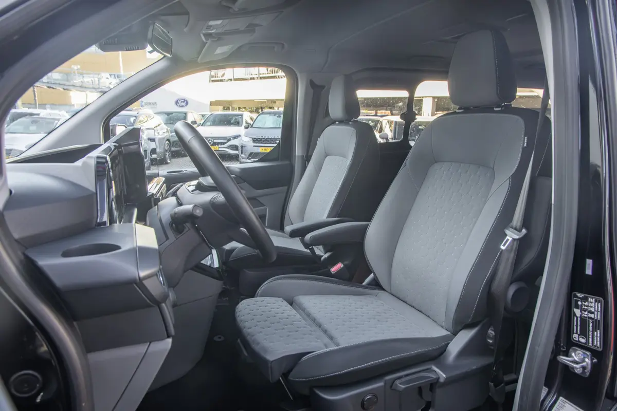 Tourneo 340 2.5 PHEV L1H1 Titanium | Trekhaak | Stoel- Stuurverwarming | Parkeersenoren + Camera | Keyless | LED | Apple Carplay/Android Auto | Apple Carplay/Android Auto|telefoonintegratie 