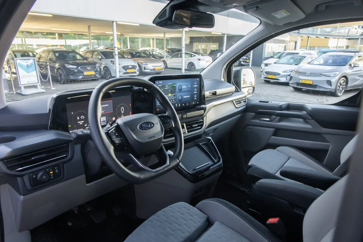 Tourneo 340 2.5 PHEV L1H1 Titanium | Trekhaak | Stoel- Stuurverwarming | Parkeersenoren + Camera | Keyless | LED | Apple Carplay/Android Auto | Apple Carplay/Android Auto|telefoonintegratie 
