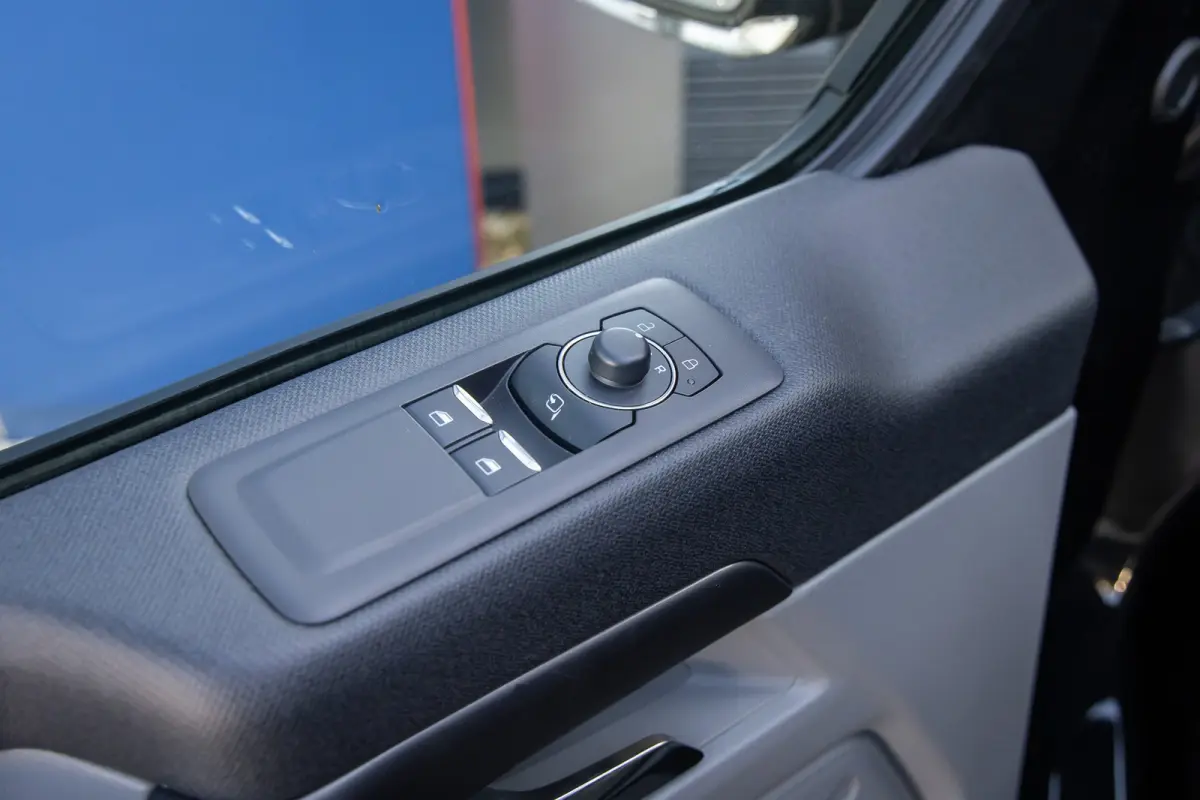 Tourneo 340 2.5 PHEV L1H1 Titanium | Trekhaak | Stoel- Stuurverwarming | Parkeersenoren + Camera | Keyless | LED | Apple Carplay/Android Auto | Apple Carplay/Android Auto|telefoonintegratie 