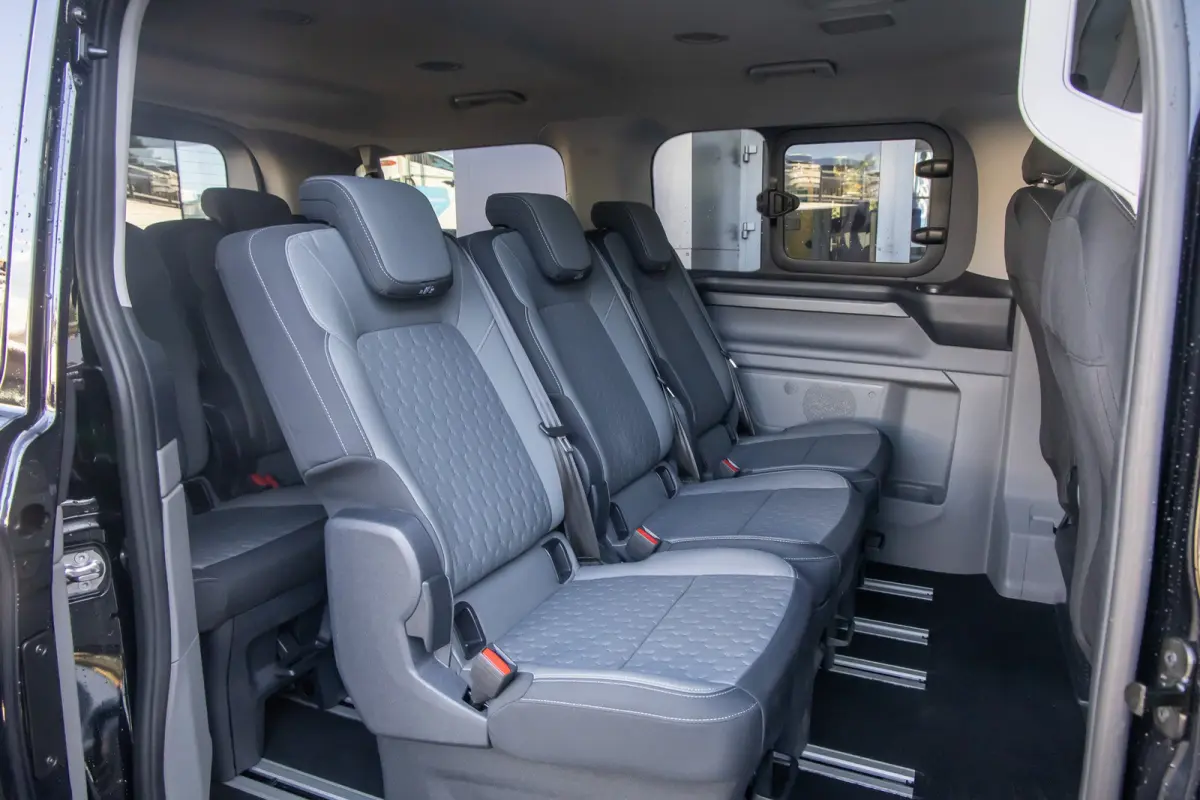 Tourneo 340 2.5 PHEV L1H1 Titanium | Trekhaak | Stoel- Stuurverwarming | Parkeersenoren + Camera | Keyless | LED | Apple Carplay/Android Auto | Apple Carplay/Android Auto|telefoonintegratie 