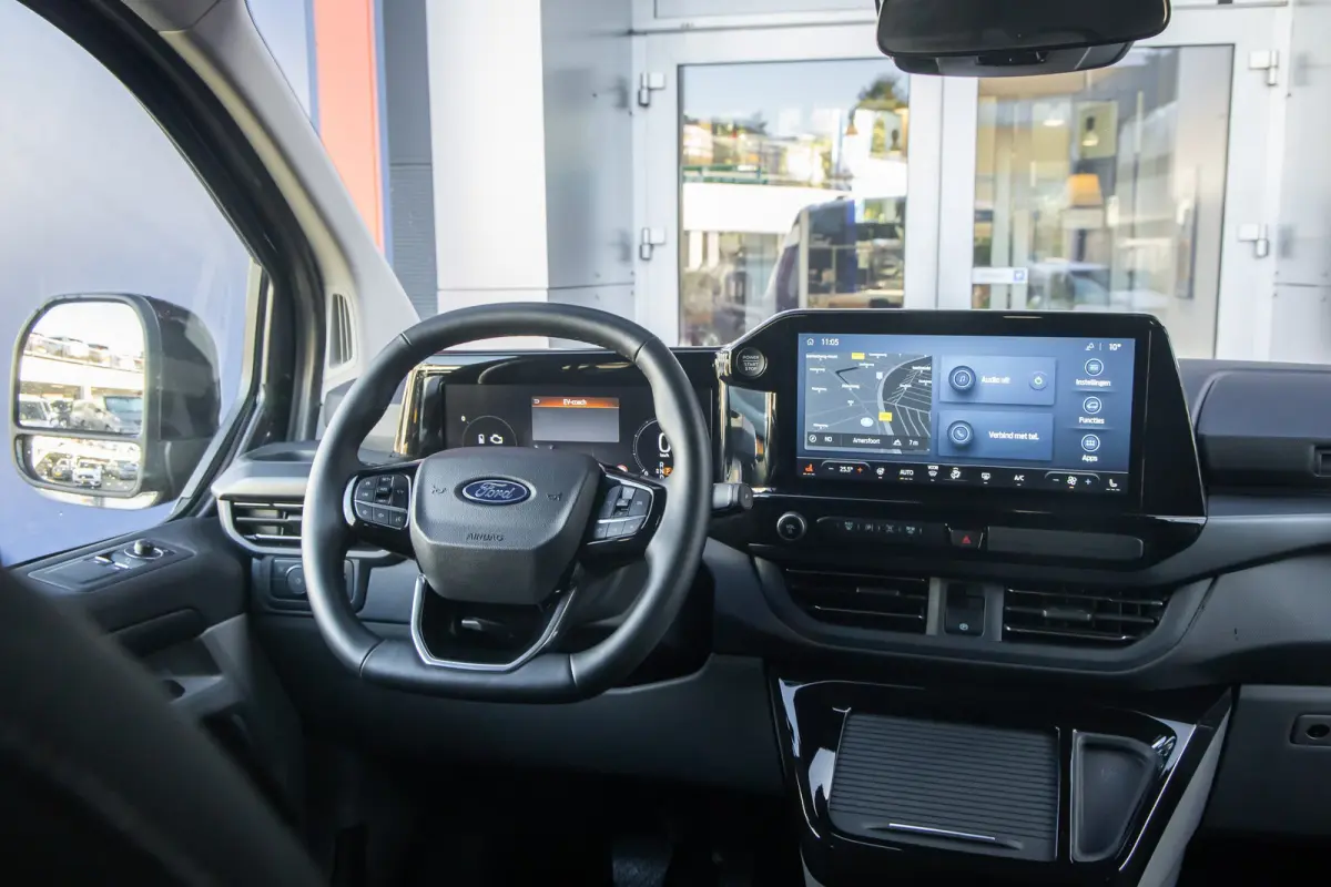 Tourneo 340 2.5 PHEV L1H1 Titanium | Trekhaak | Stoel- Stuurverwarming | Parkeersenoren + Camera | Keyless | LED | Apple Carplay/Android Auto | Apple Carplay/Android Auto|telefoonintegratie 