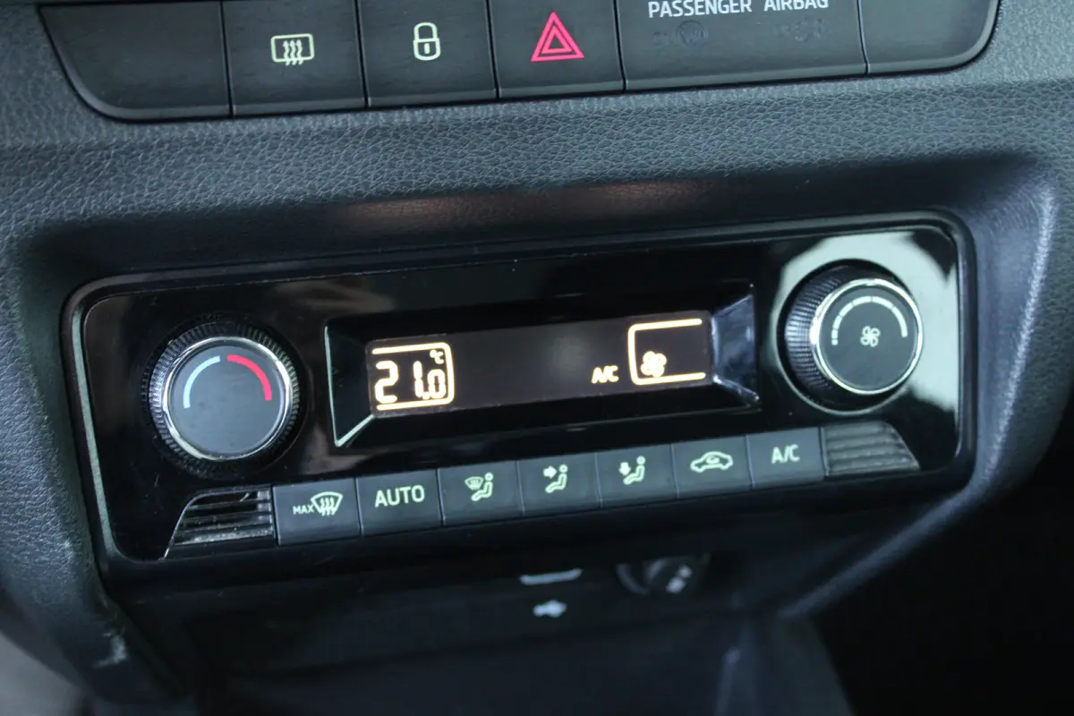 1.0 TSI Business Edition | Parkeersensoren achter | Climate control | Cruise control | Apple carplay & Android auto |
