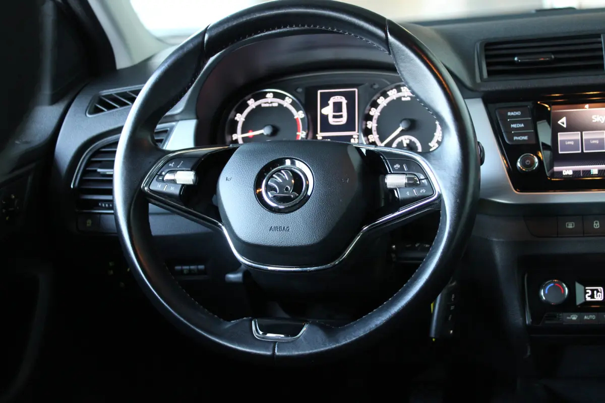 1.0 TSI Business Edition | Parkeersensoren achter | Climate control | Cruise control | Apple carplay & Android auto |