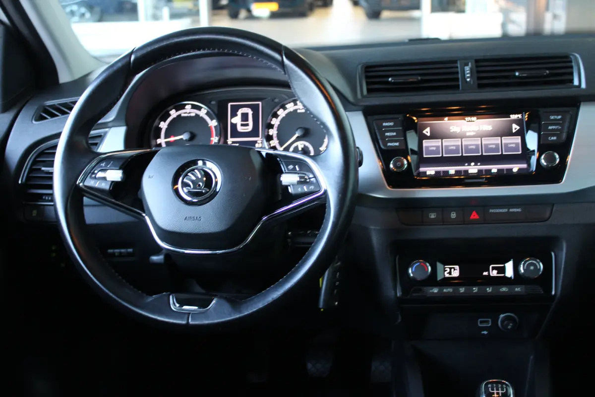 1.0 TSI Business Edition | Parkeersensoren achter | Climate control | Cruise control | Apple carplay & Android auto |
