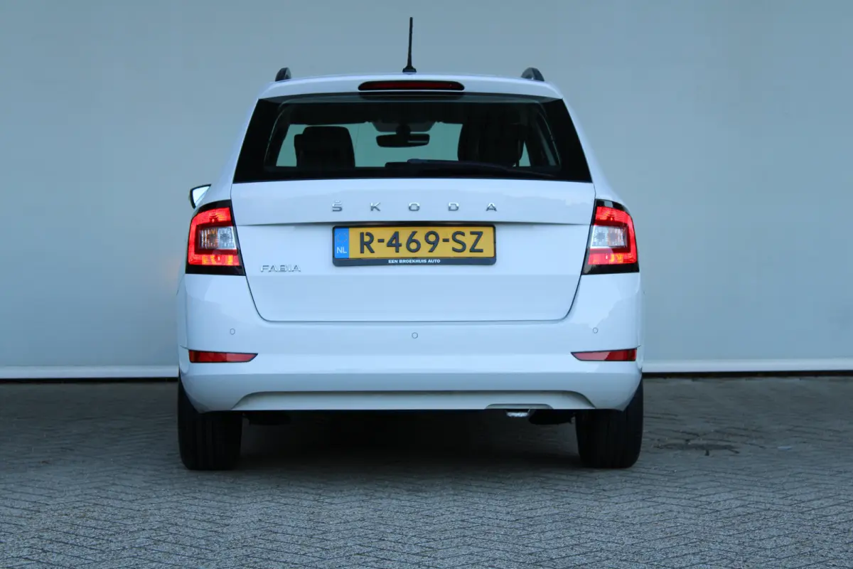 1.0 TSI Business Edition | Parkeersensoren achter | Climate control | Cruise control | Apple carplay & Android auto |