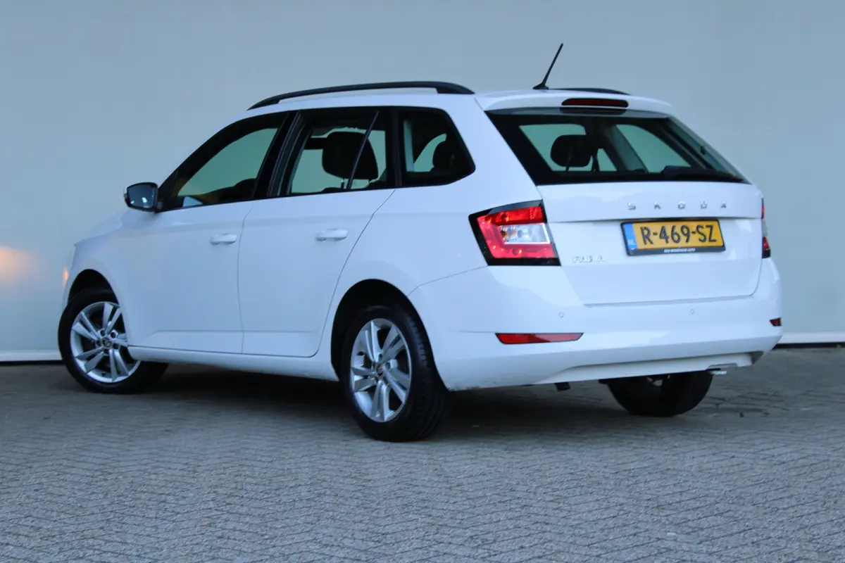 1.0 TSI Business Edition | Parkeersensoren achter | Climate control | Cruise control | Apple carplay & Android auto |