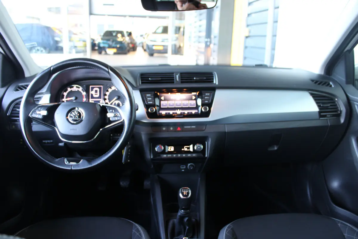 1.0 TSI Business Edition | Parkeersensoren achter | Climate control | Cruise control | Apple carplay & Android auto |