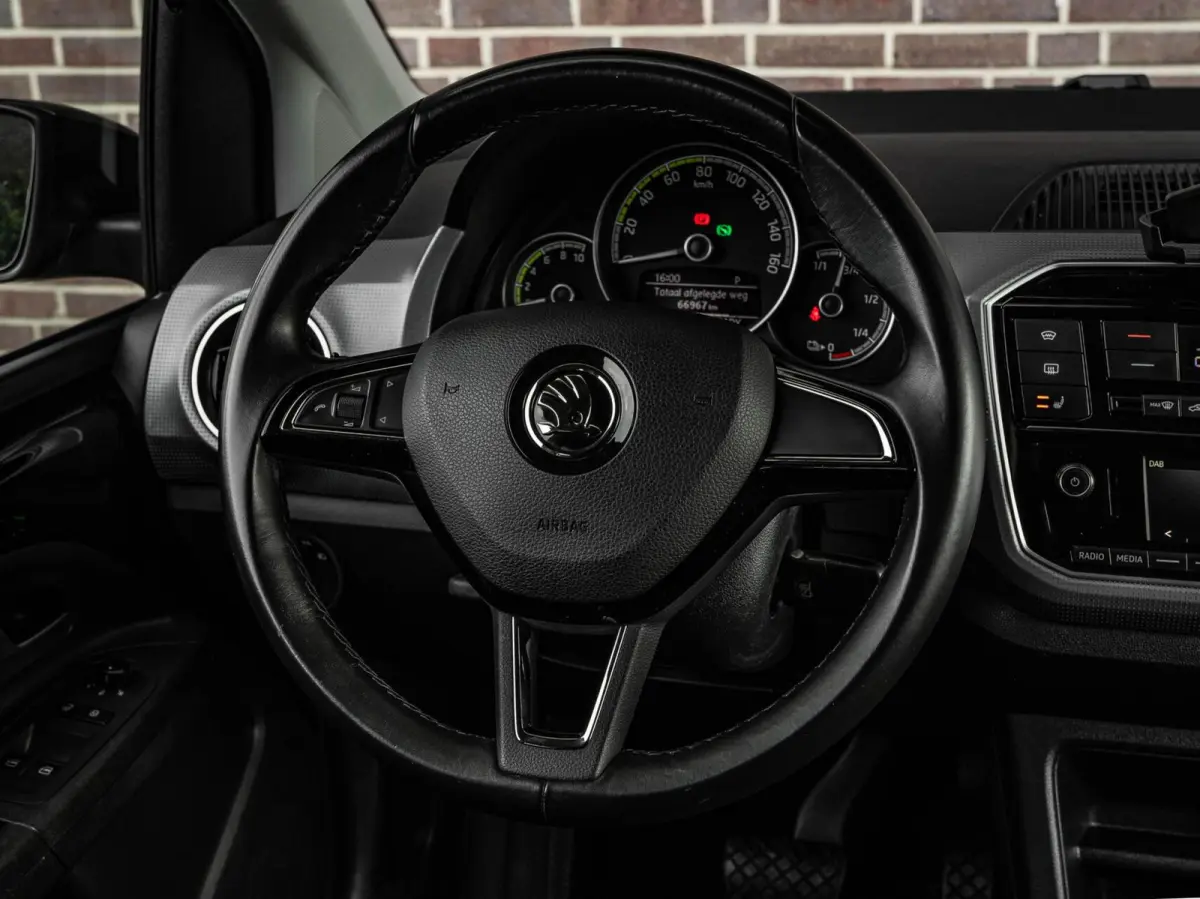 EV Style | SOH 95% | Cruise Control | Stoelverwarming | Verwarmde Voorruit | Climatronic | Parkeersensor | 16" | Dealeronderhouden
