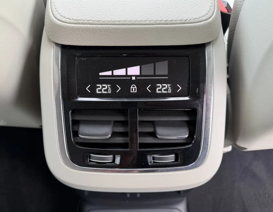 2.0 T8 Recharge AWD Inscription Expression, Trekhaak, Beige Leder