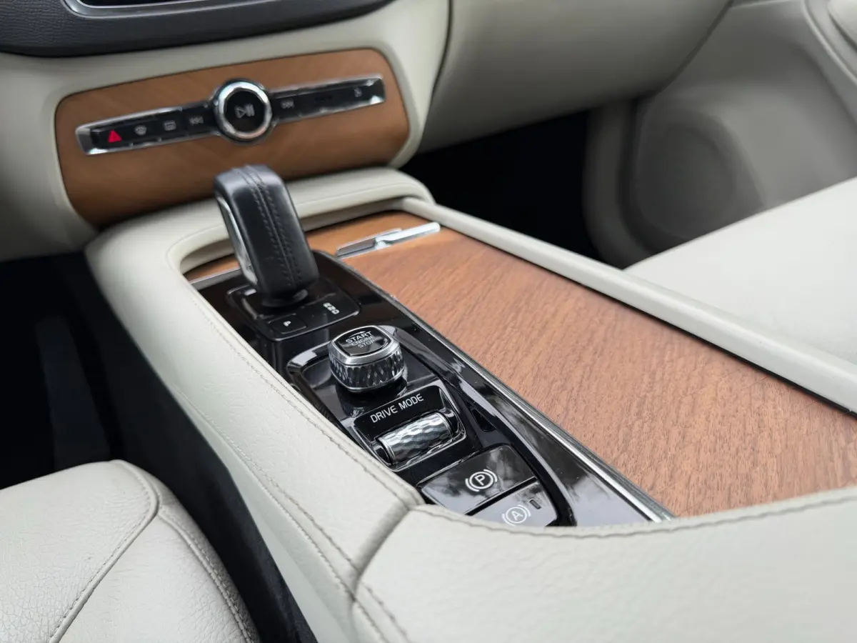 2.0 T8 Recharge AWD Inscription Expression, Trekhaak, Beige Leder