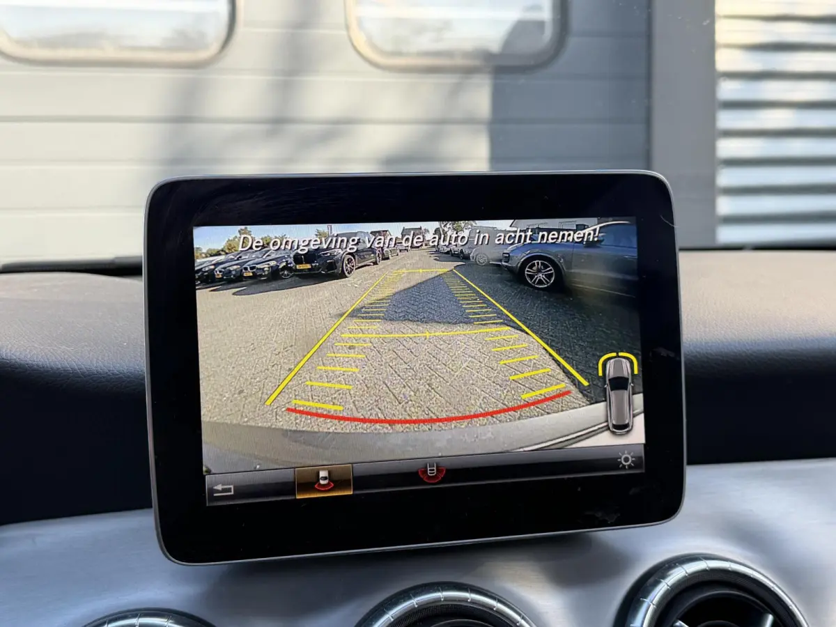 180 AMG | Panoramadak | Camera | Navigatie | Carplay | Stoelverwarming |