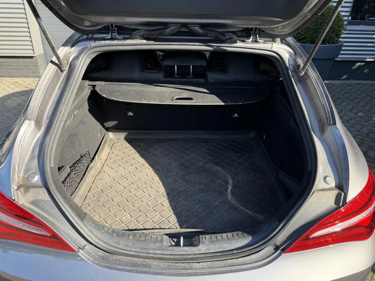 180 AMG | Panoramadak | Camera | Navigatie | Carplay | Stoelverwarming |