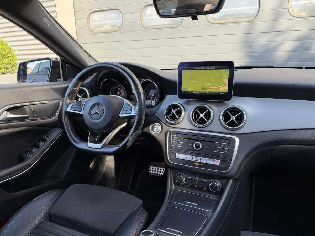 180 AMG | Panoramadak | Camera | Navigatie | Carplay | Stoelverwarming |