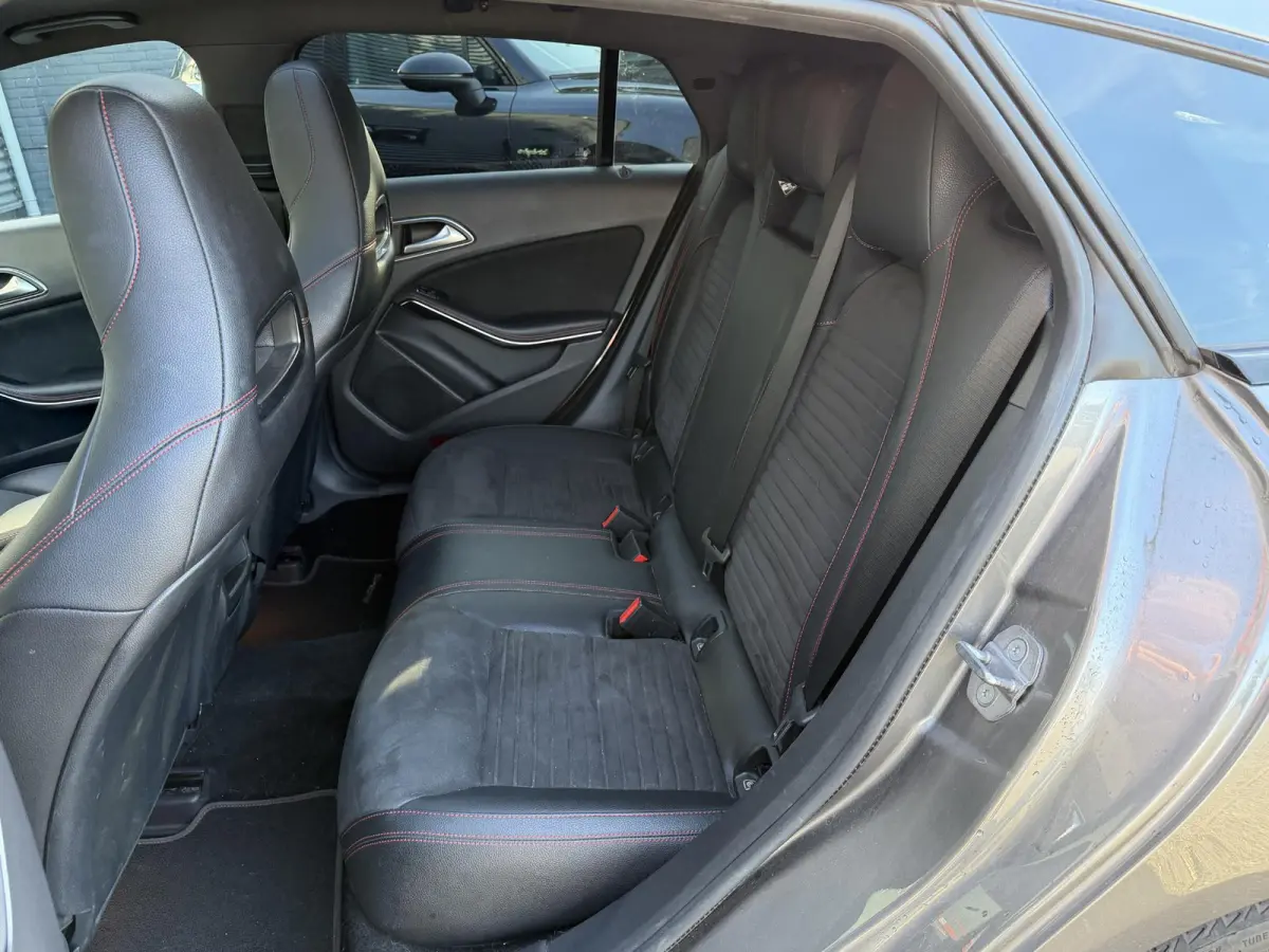 180 AMG | Panoramadak | Camera | Navigatie | Carplay | Stoelverwarming |