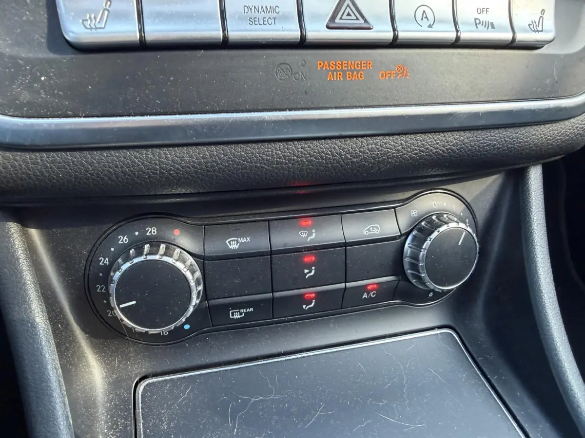 180 AMG | Panoramadak | Camera | Navigatie | Carplay | Stoelverwarming |