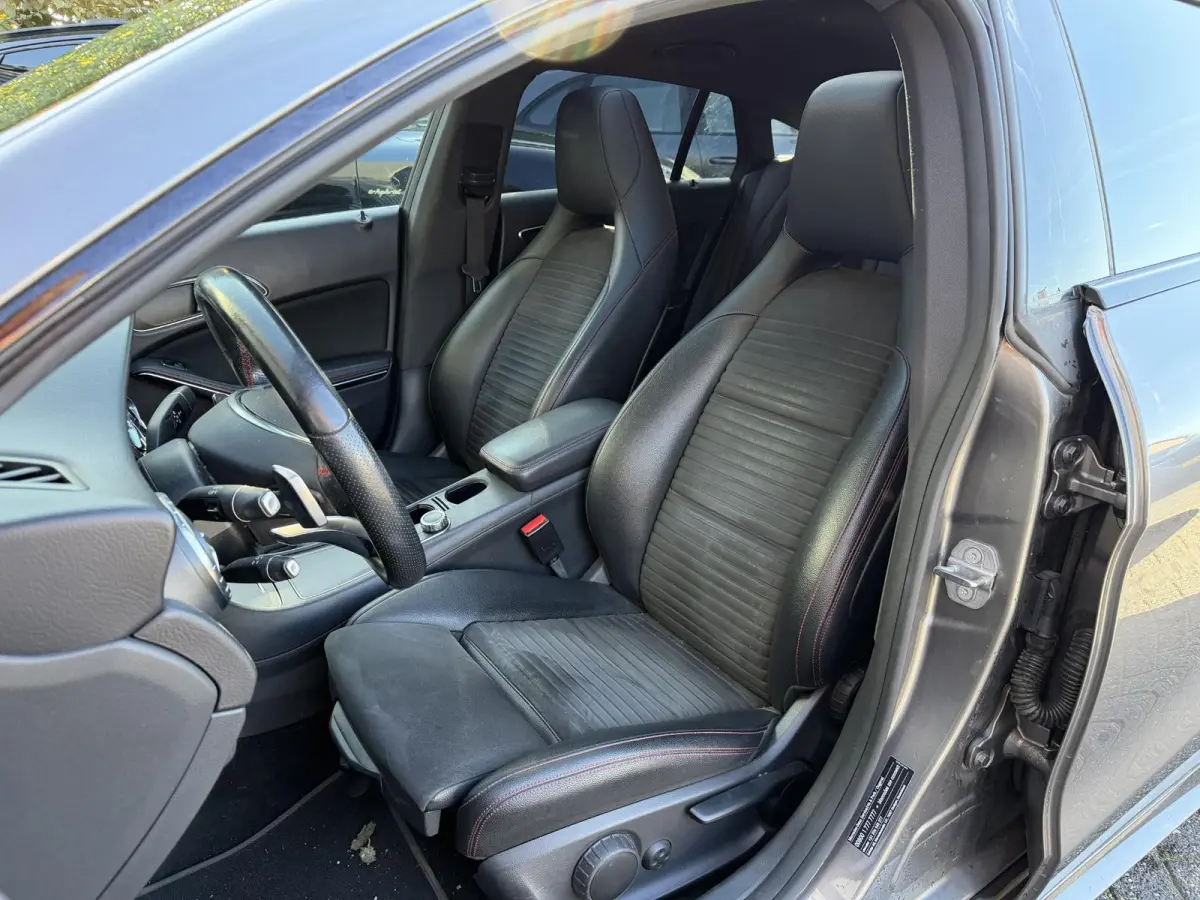 180 AMG | Panoramadak | Camera | Navigatie | Carplay | Stoelverwarming |