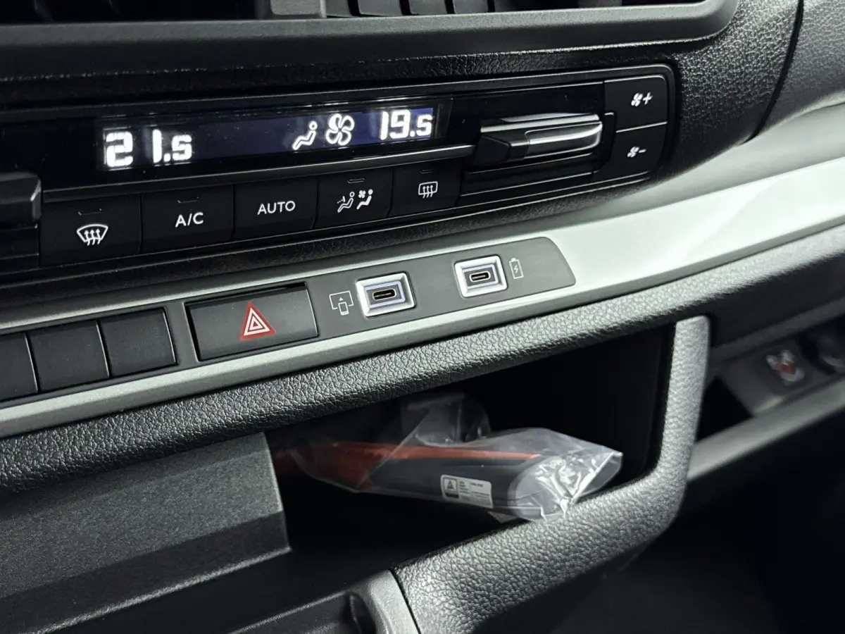 Long 75 kWh 136pk 8-persoons | Lage kilometerstand! | Navigatie | Achteruitrijcamera | Adaptieve Cruise Control | Climate Control | Parkeersensoren v+a | Stuurverwarming | Apple Carplay / An