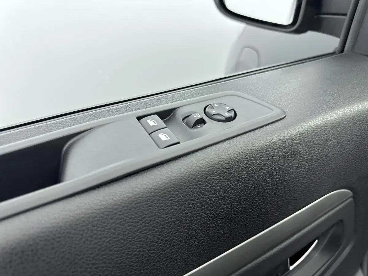 Long 75 kWh 136pk 8-persoons | Lage kilometerstand! | Navigatie | Achteruitrijcamera | Adaptieve Cruise Control | Climate Control | Parkeersensoren v+a | Stuurverwarming | Apple Carplay / An