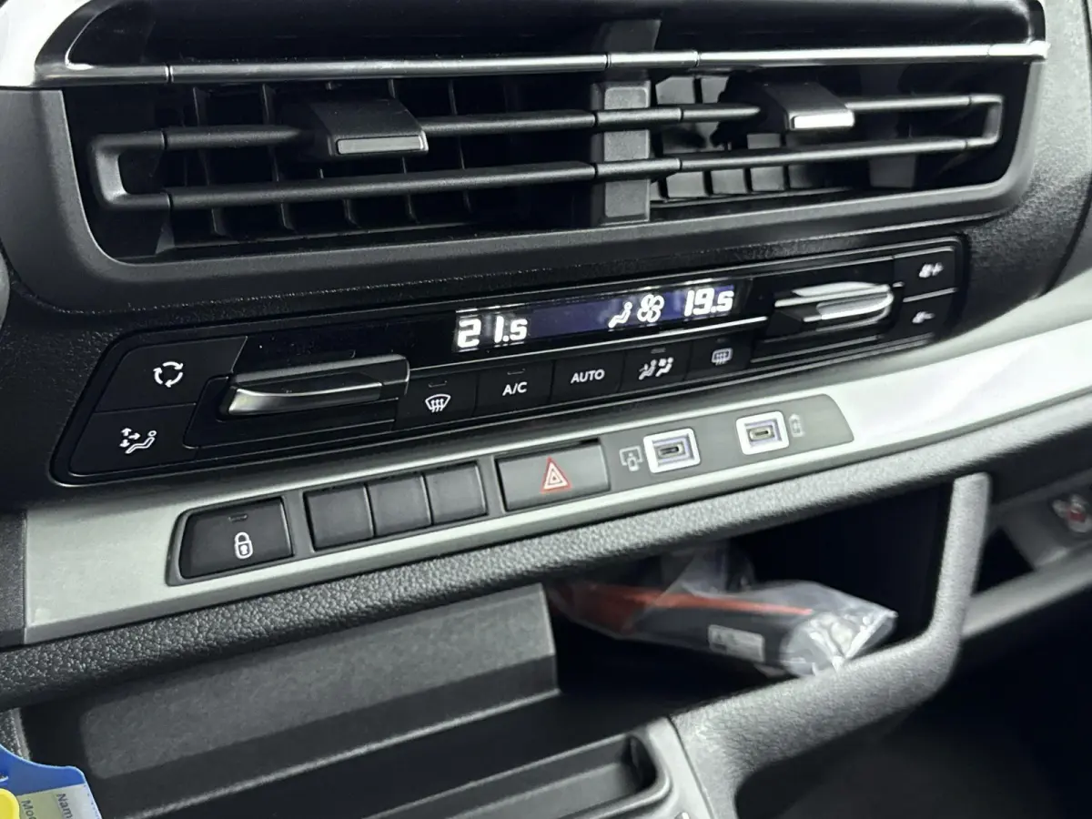 Long 75 kWh 136pk 8-persoons | Lage kilometerstand! | Navigatie | Achteruitrijcamera | Adaptieve Cruise Control | Climate Control | Parkeersensoren v+a | Stuurverwarming | Apple Carplay / An