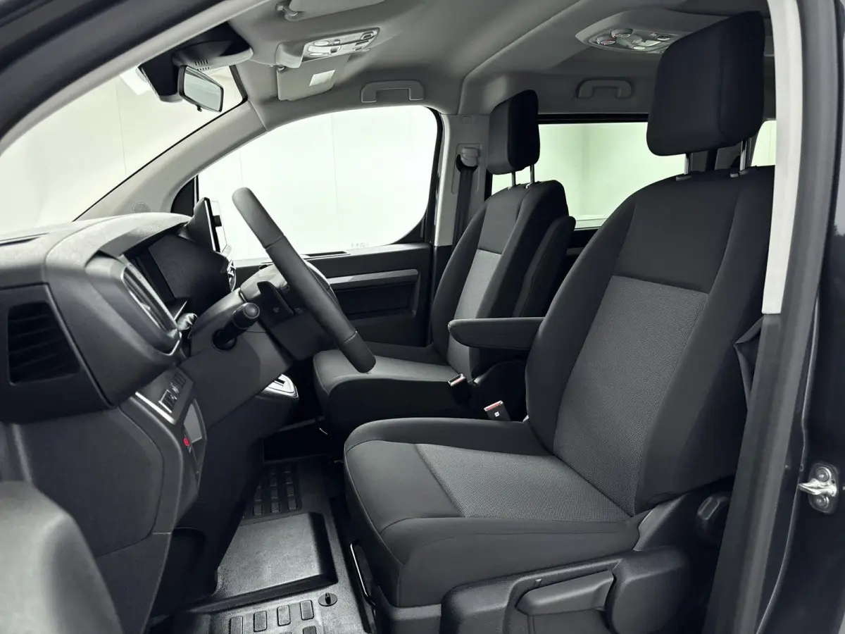 Long 75 kWh 136pk 8-persoons | Lage kilometerstand! | Navigatie | Achteruitrijcamera | Adaptieve Cruise Control | Climate Control | Parkeersensoren v+a | Stuurverwarming | Apple Carplay / An