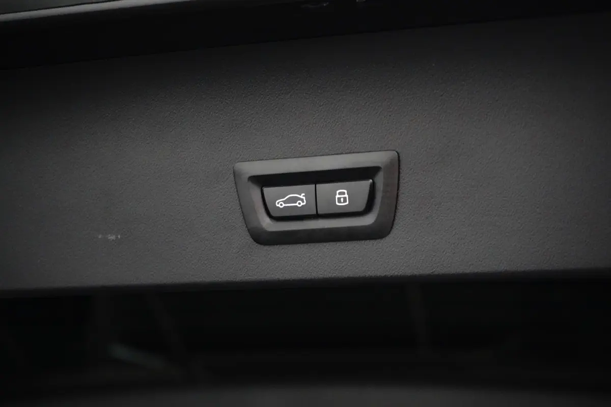 30e xDrive | M-SPORT | 360° CAMERA | PANODAK | ADAPTIVE CRUISE | ELEKTR. STOEL INCL MEMORY | PREMIUM AUDIO | STOELVERWARMING | DODE HOEK