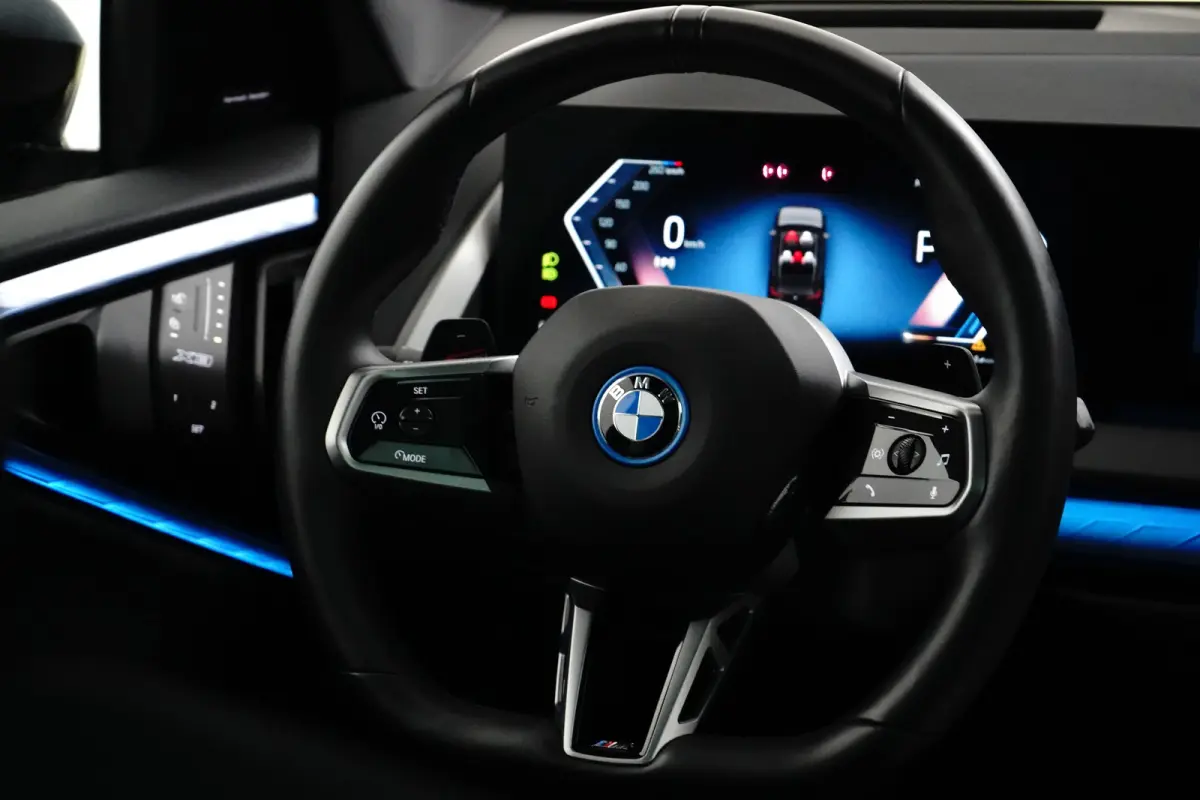 30e xDrive | M-SPORT | 360° CAMERA | PANODAK | ADAPTIVE CRUISE | ELEKTR. STOEL INCL MEMORY | PREMIUM AUDIO | STOELVERWARMING | DODE HOEK
