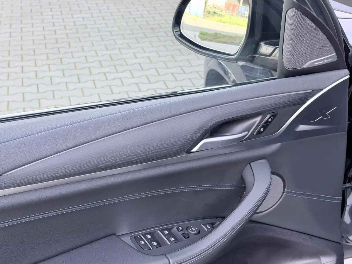 xDrive30e Executive 292 PK | M sport | Pano | Trekhaak | Head up | 20 Inch