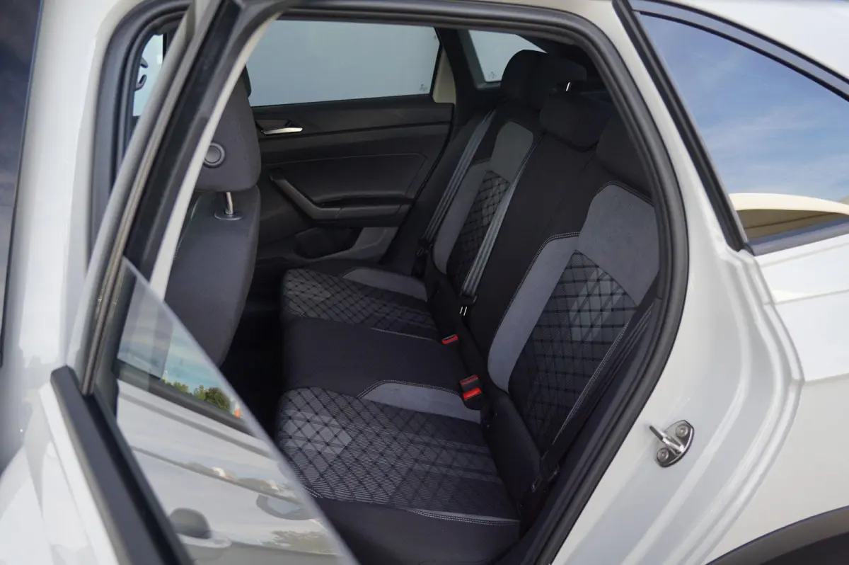 1.0 TSI 115pk R-Line Business | Dodehoek Detectie | Parkeersensoren V+A | Apple Carplay & Android Auto