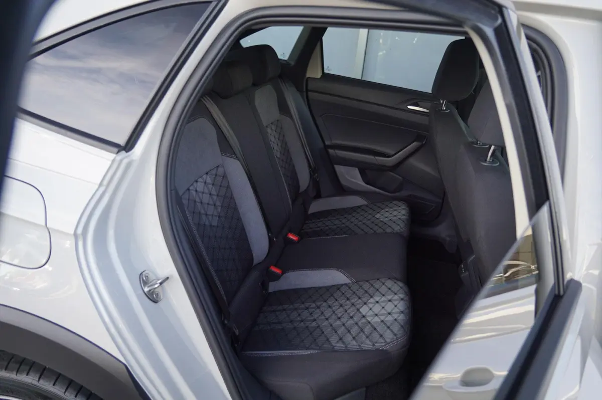 1.0 TSI 115pk R-Line Business | Dodehoek Detectie | Parkeersensoren V+A | Apple Carplay & Android Auto