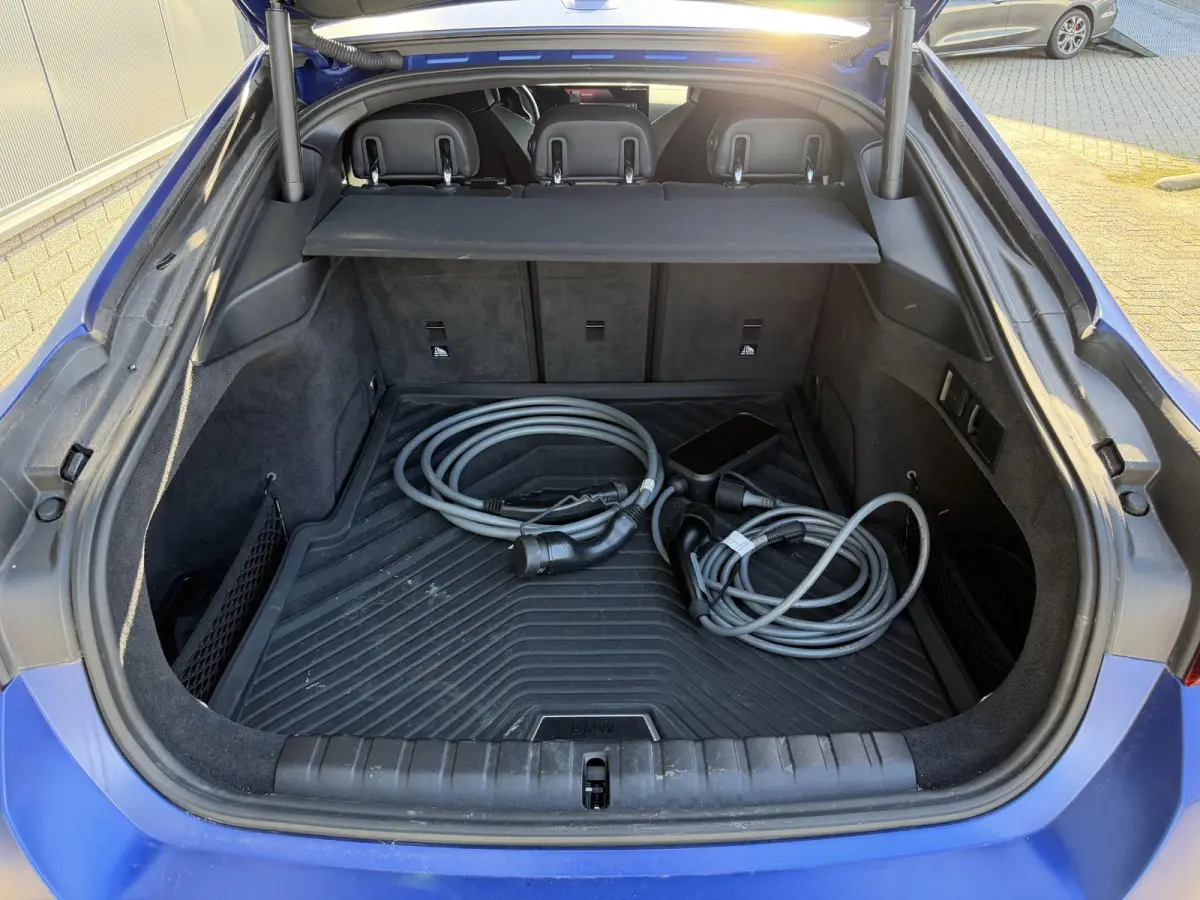 M50 High Executive 84 kWh 19"/Lederen M-stoelen + memory/Harman Kardon/Keyless/Camera/Adaptief M onderstel/Stoelverwarming