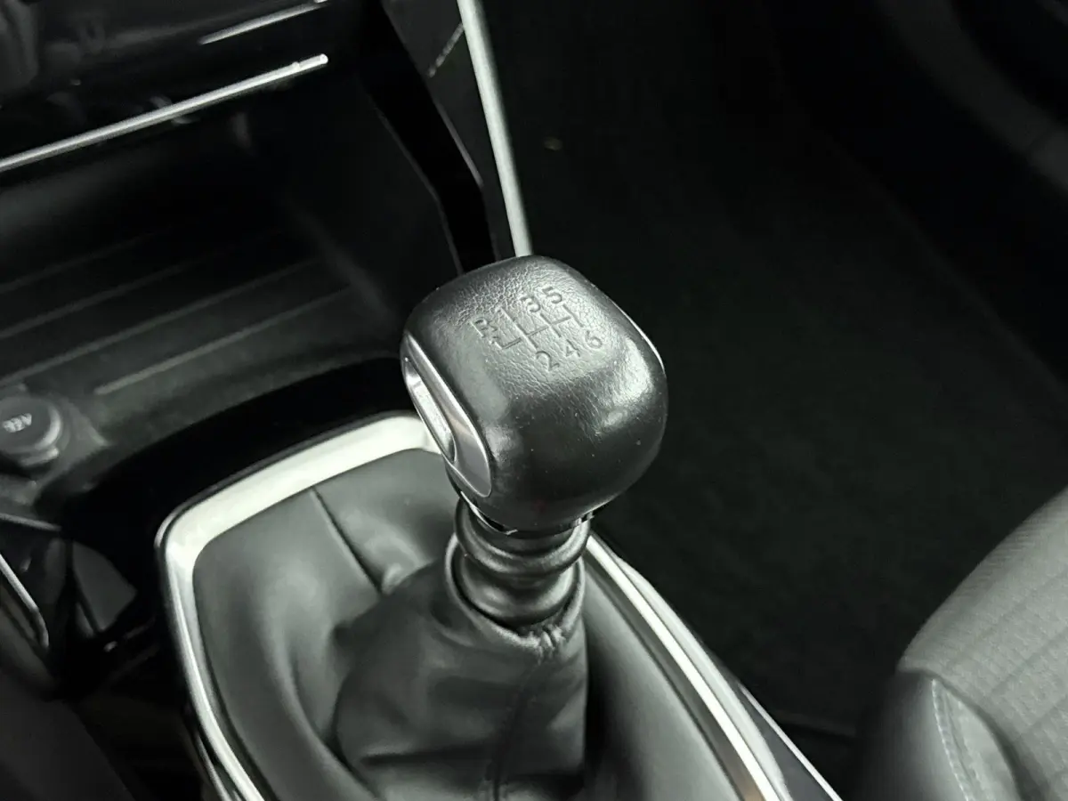 SUV Allure 100pk | Navigatie | Achteruitrijcamera | Climate Control | Cruise Control | Parkeersensoren | Keyless start | Bluetooth | Apple CarPlay / Android Auto | DAB+ radio | Elektrisch in