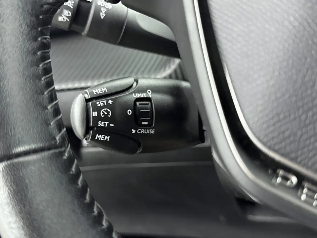 SUV Allure 100pk | Navigatie | Achteruitrijcamera | Climate Control | Cruise Control | Parkeersensoren | Keyless start | Bluetooth | Apple CarPlay / Android Auto | DAB+ radio | Elektrisch in