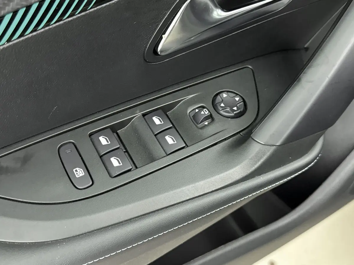 SUV Allure 100pk | Navigatie | Achteruitrijcamera | Climate Control | Cruise Control | Parkeersensoren | Keyless start | Bluetooth | Apple CarPlay / Android Auto | DAB+ radio | Elektrisch in