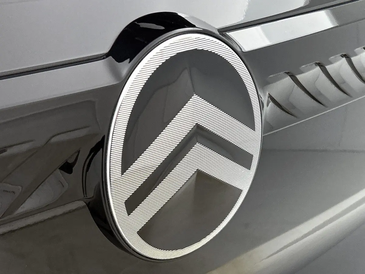 SUV Plus Hybrid 7p. 145pk Automaat | 7 zitplaatsen | Lage kilometerstand | Navigatie via draadloze Apple Carplay / Android Auto | Achteruitrijcamera | Climate Control | Cruise Control | Park