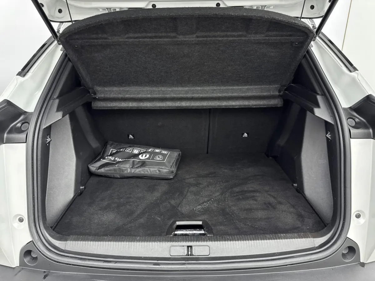 SUV EV GT Pack 50 kWh 136pk | Accu 96% | Navigatie | Achteruitrijcamera | Full Led koplampen | Sportstoelen Leder/Alcantara | 3D Cockpit | Keyless | Parkeersensoren v+a | Adaptieve Cruise Co