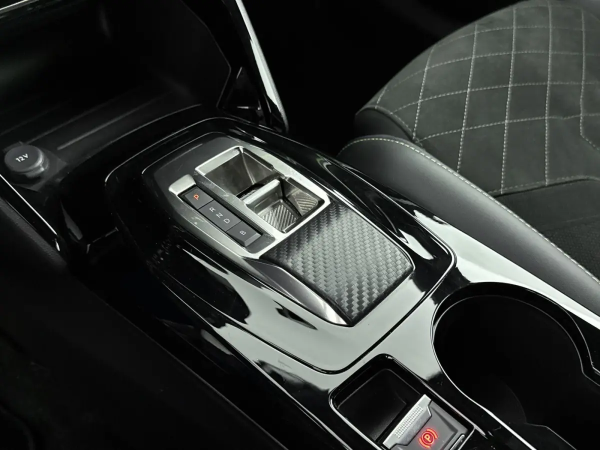 SUV EV GT Pack 50 kWh 136pk | Accu 96% | Navigatie | Achteruitrijcamera | Full Led koplampen | Sportstoelen Leder/Alcantara | 3D Cockpit | Keyless | Parkeersensoren v+a | Adaptieve Cruise Co