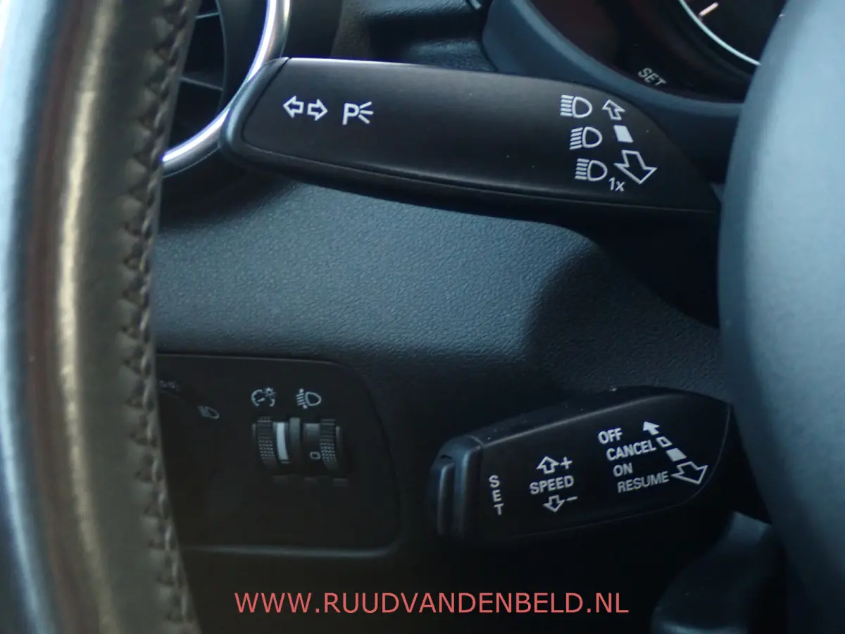 1.0TFSI 5-DEURS // AIRCO / CRUISE / BLUETOOTH