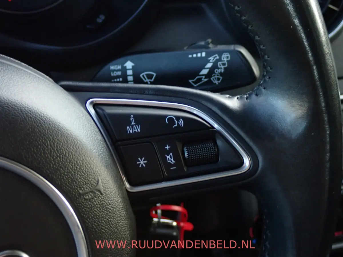 1.0TFSI 5-DEURS // AIRCO / CRUISE / BLUETOOTH