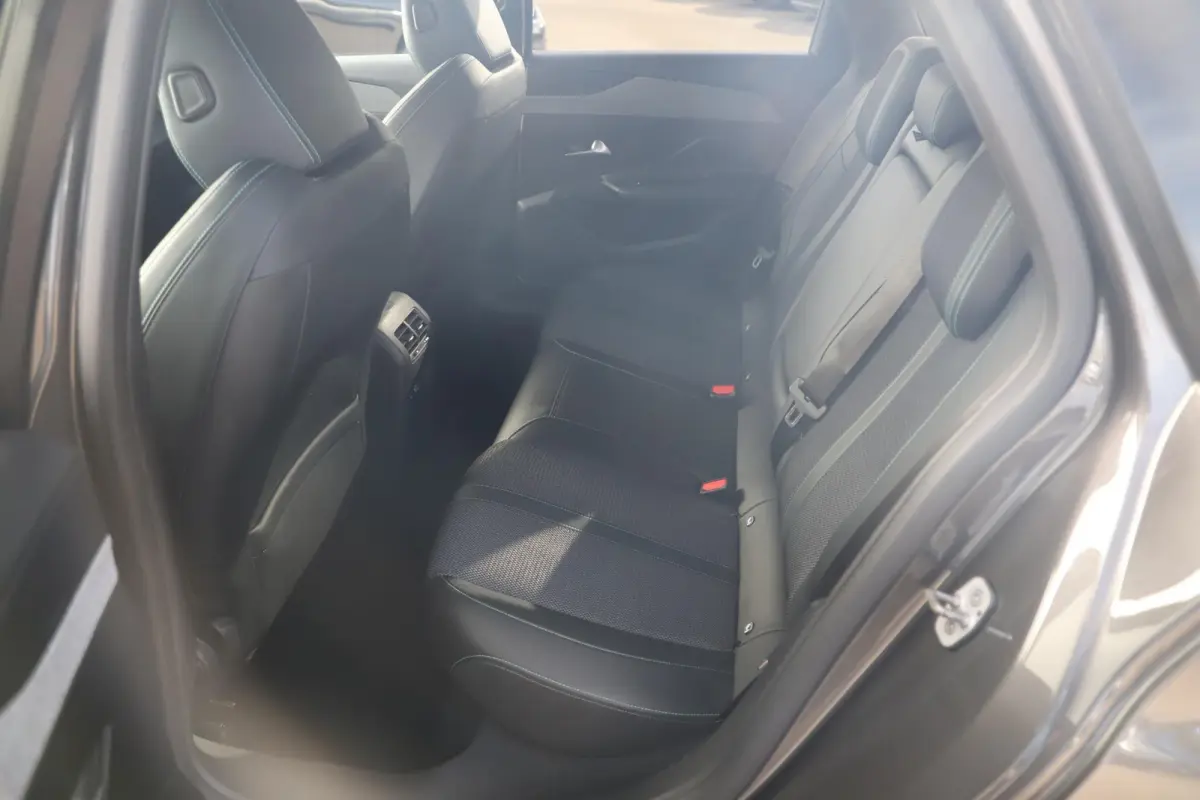 1.2 PureTech Allure Pack Business Automaat 131PK Trekhaak LMV Navigatie Achteruitrijcamera Half Leder Carplay Android Adaptive Cruise