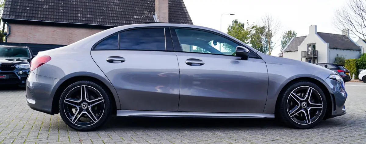 180 Premium Plus | Stoelverwarming | Panorama dak | Achteruitrijcamera | Digitaal dashboard
