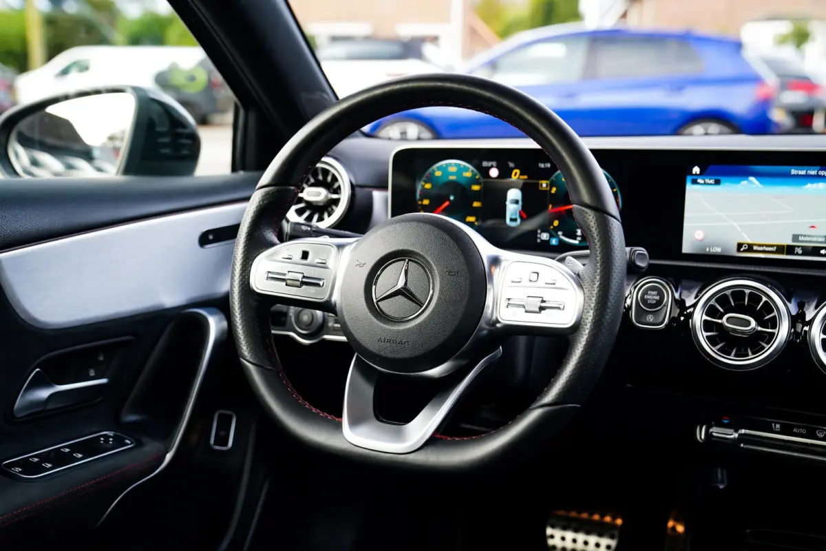 180 Premium Plus | Stoelverwarming | Panorama dak | Achteruitrijcamera | Digitaal dashboard