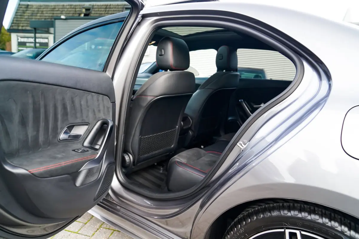 180 Premium Plus | Stoelverwarming | Panorama dak | Achteruitrijcamera | Digitaal dashboard