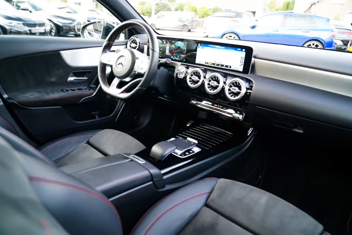 180 Premium Plus | Stoelverwarming | Panorama dak | Achteruitrijcamera | Digitaal dashboard