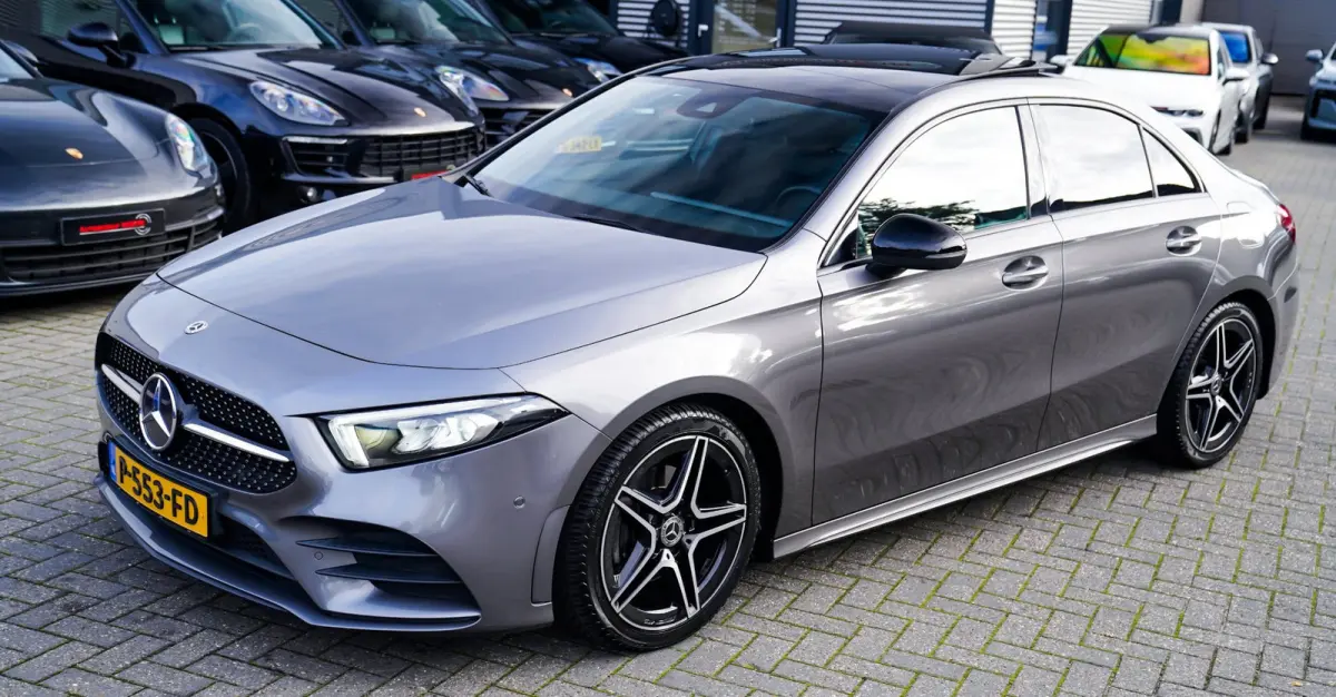 180 Premium Plus | Stoelverwarming | Panorama dak | Achteruitrijcamera | Digitaal dashboard