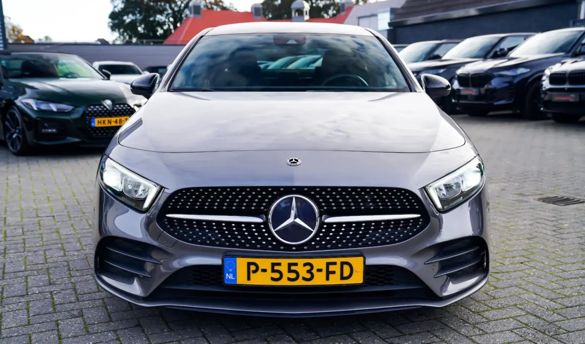 180 Premium Plus | Stoelverwarming | Panorama dak | Achteruitrijcamera | Digitaal dashboard